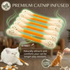 Un juego de seis hisopos infusionados con manzanilla para gato que atraen a un gato blanco y un gatito naranja para jugar.