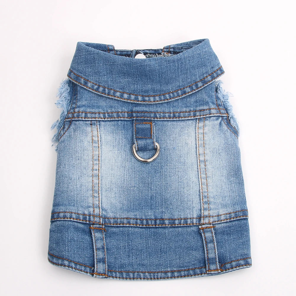 Gilet ou veste en denim bleu clair avec bords effilochés et détail de anneau métallique.