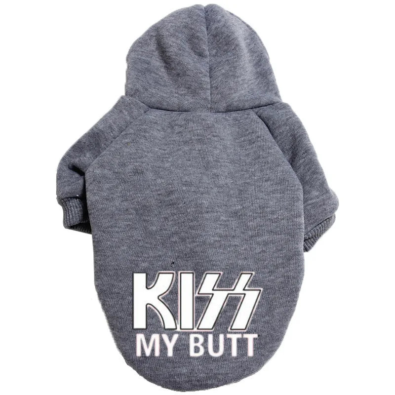 Un sweat à capuche en velours gris pour chien avec l'inscription KISS MY BUTT au dos.