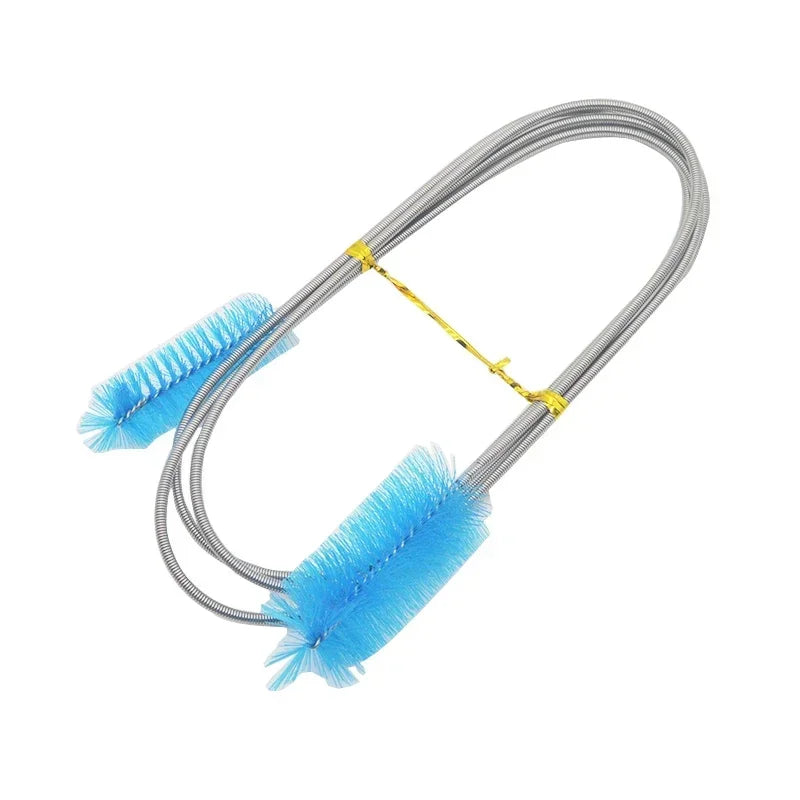 Flexibles Metallrohr mit blauem Reinigungsbürste zur Wartung von Aquariumfiltern