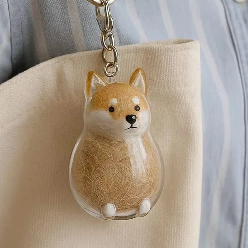 Klares Glasfigur eines fuchsähnlichen Tieres aus hellbraunem Haarkleid, an einem silbernen Schlüsselanhänger befestigt.