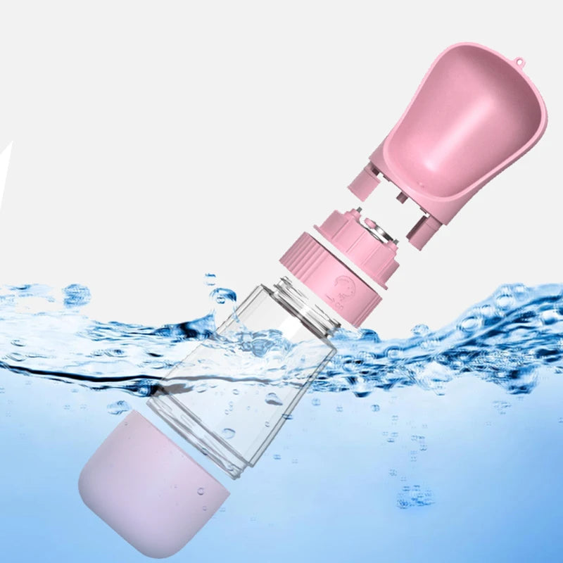 Pinke portable Tier-Wasserflasche mit Schale, eingetaucht in klarem Wasser.