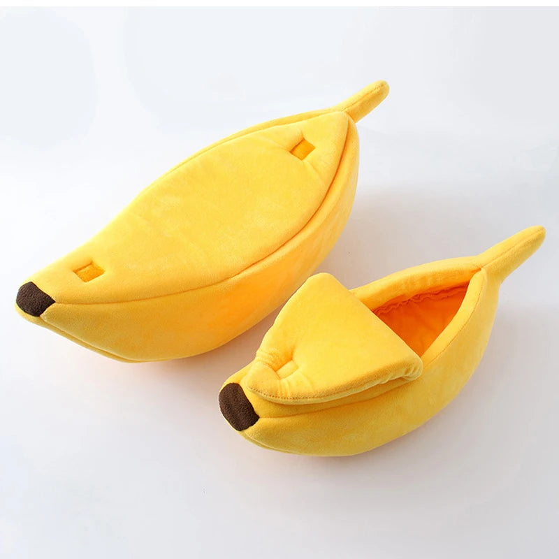 Un lit pour chat en forme de banane jaune avec un nez foncé visible à l'avant.