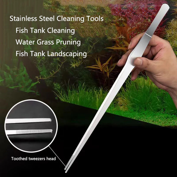 Una mano sostiene una herramienta de limpieza de acero inoxidable con pinzas dentadas, utilizada para podar peces y plantas a