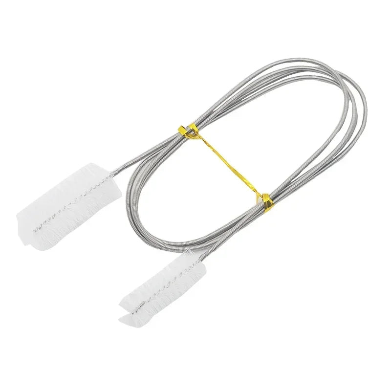 Bündel silbernes Rohr und Reinigungsbürste für einen Aquariumfilter.