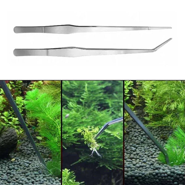 Pinzas de acero inoxidable para acuario junto a plantas acuáticas y grava verde.