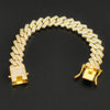 Collier à maillons cubains en or avec diamants pavés, présenté sur fond sombre.