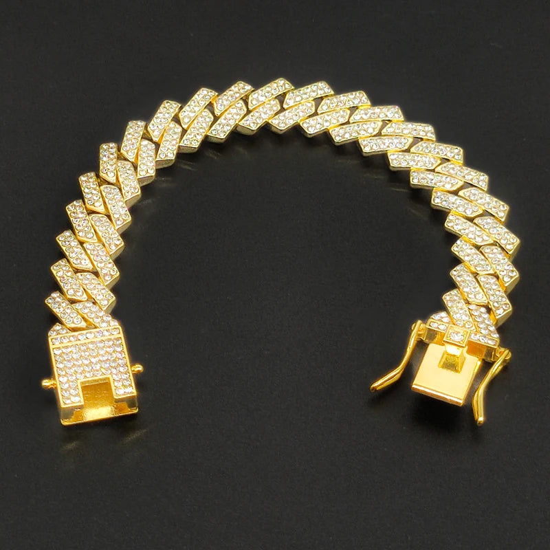 Collier à maillons cubains en or avec diamants pavés, présenté sur fond sombre.