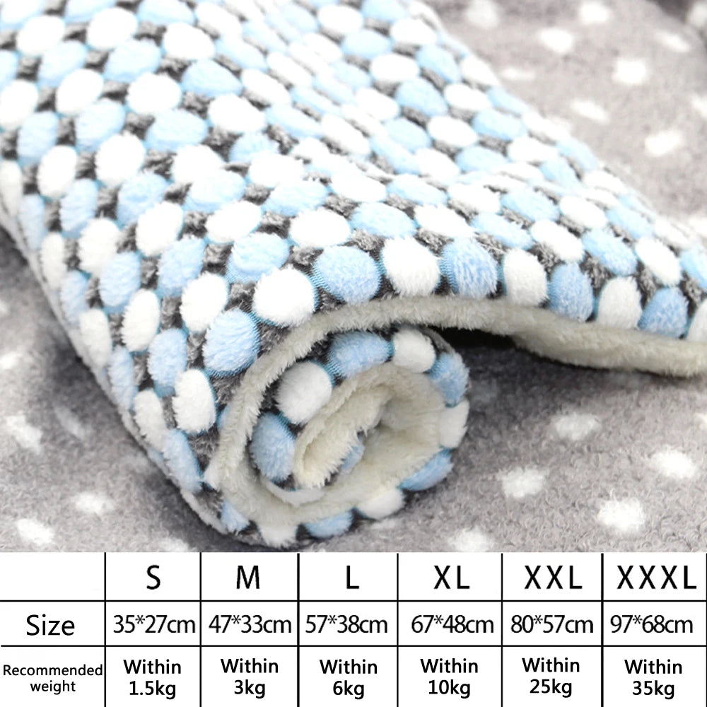 Lit pour animaux en flanelle douillette roulé bleu clair et gris, montrant différentes tailles.