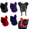 Colección de gorros para perros de forro polar ajustables en negro, morado y rojo, mostrados en un perro.