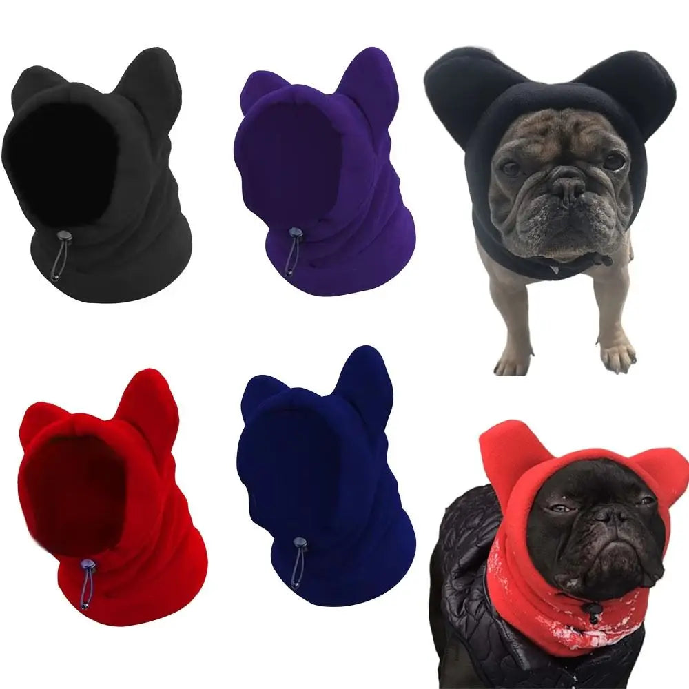 Colección de gorros para perros de forro polar ajustables en negro, morado y rojo, mostrados en un perro.