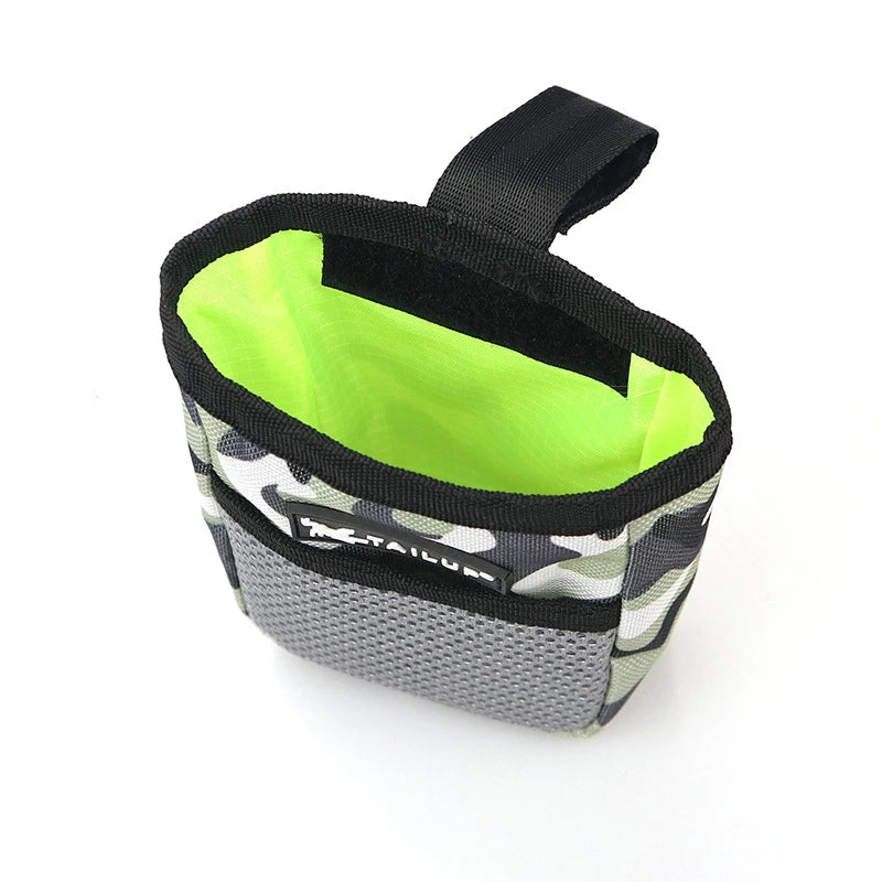 Pochette en tissu noir avec doublure vert lime et motif camouflage extérieur.