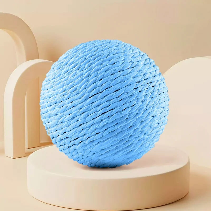 Helles blaues interaktives Sisal-Katzenkratzball auf einem hellbeigen runden Ständer.