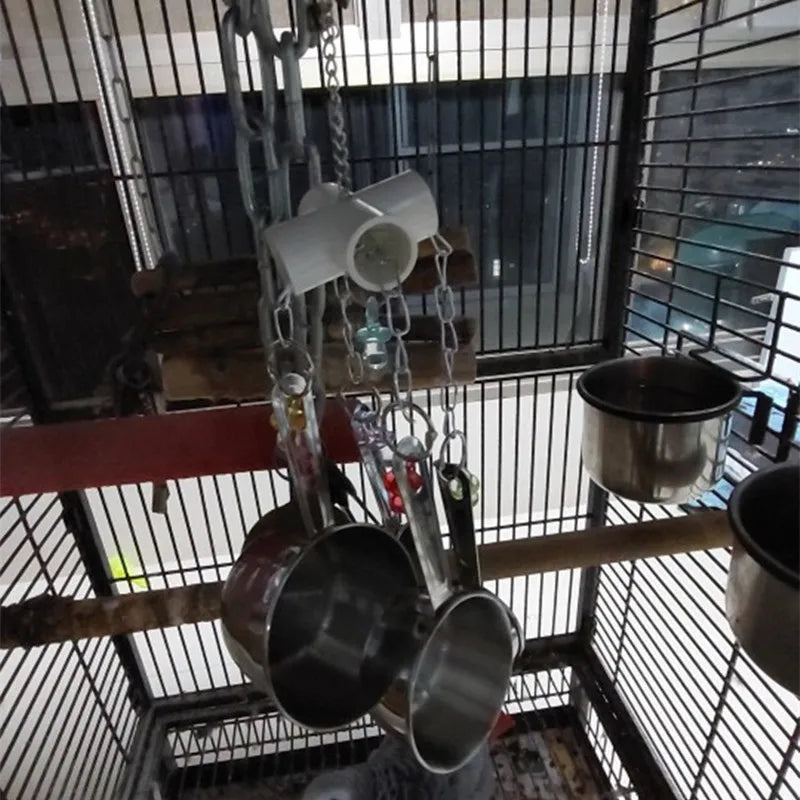 ألعاب ببغاء مع أوانٍ من الفولاذ المقاوم للصدأ