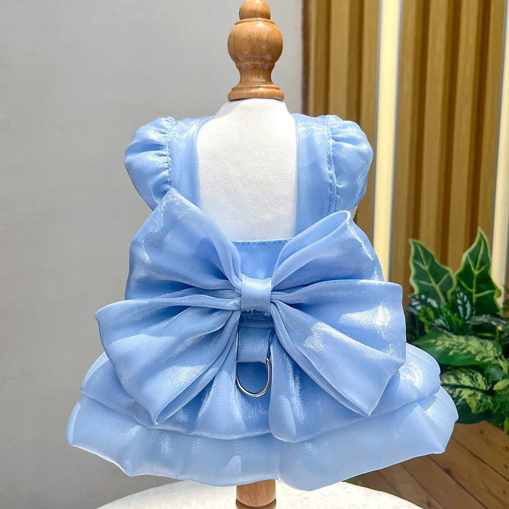 Hellblaue Satin-Hundkleid für einen kleinen Hund auf einem Mannequin.