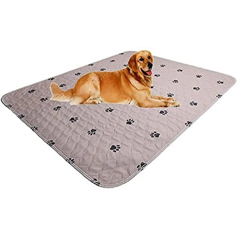 Ein golden Retriever liegt auf einer grauen, gesteppten wiederverwendbaren Hundekotbett mit Pfotenspuren.