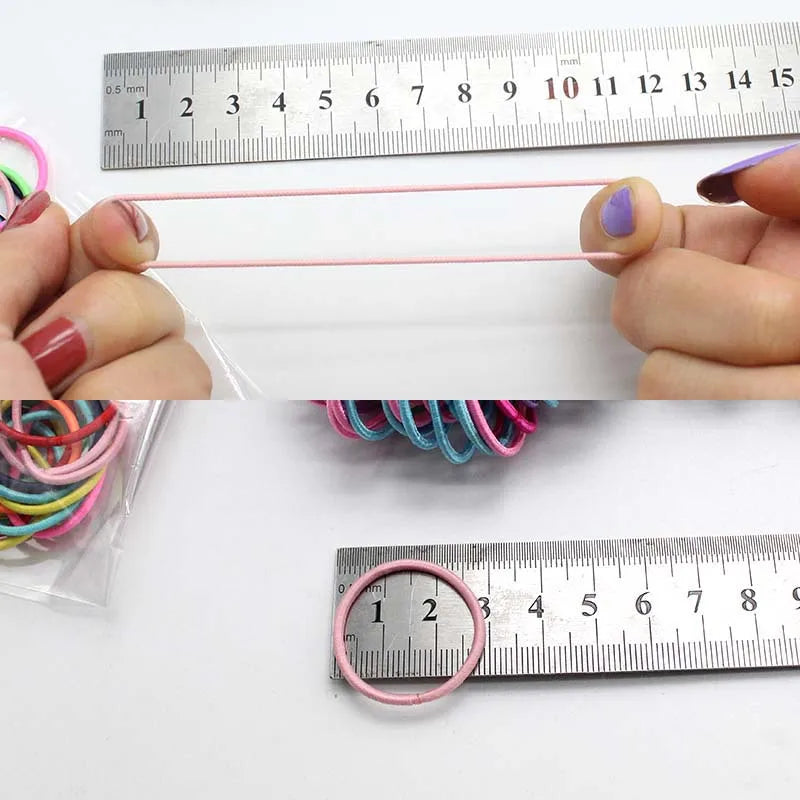 Manos que demuestran bandas para el cabello elásticas de colores junto a una regla midiendo la longitud de las bandas.