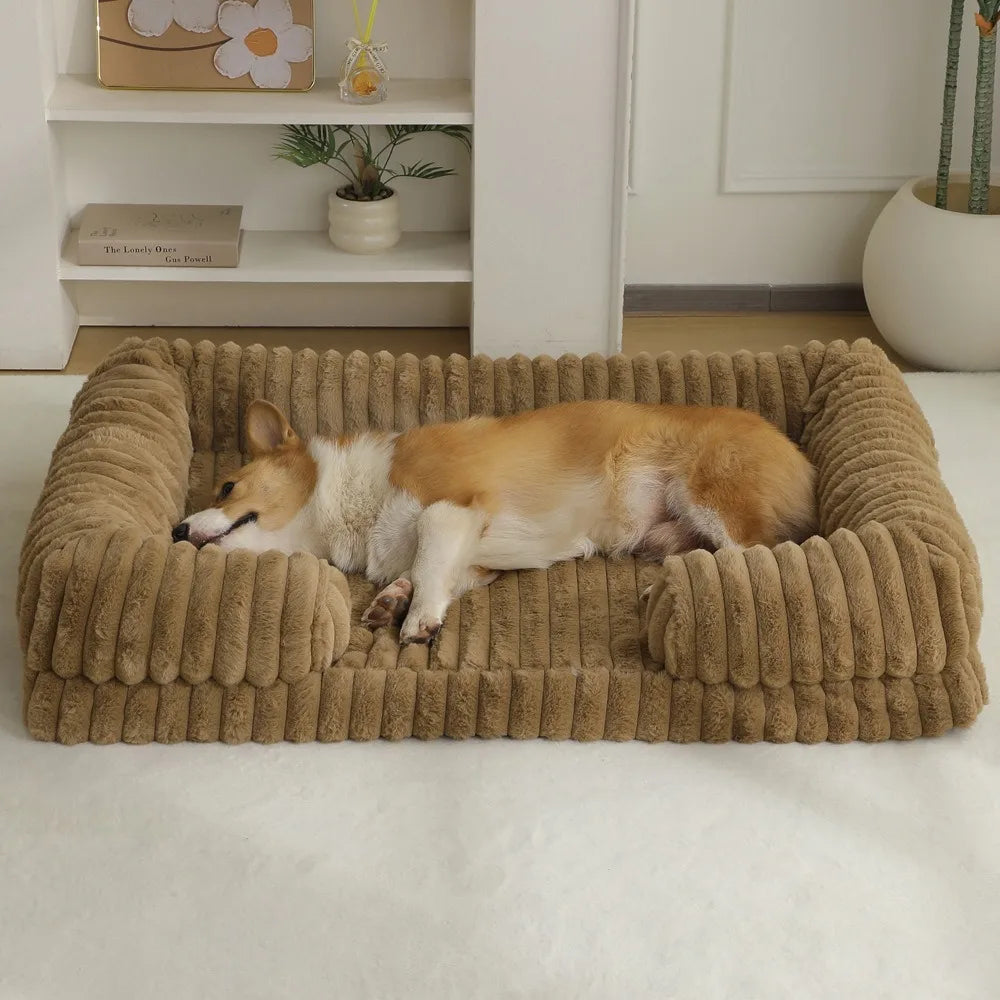 Ein braun-weißes Hund liegt in einem strukturierten, ovalen Hundebett auf einem weißen Boden.