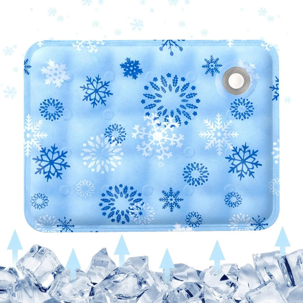 Almohadilla de enfriamiento azul claro para mascotas con copos de nieve blancos y azules sobre una cama de hielo.