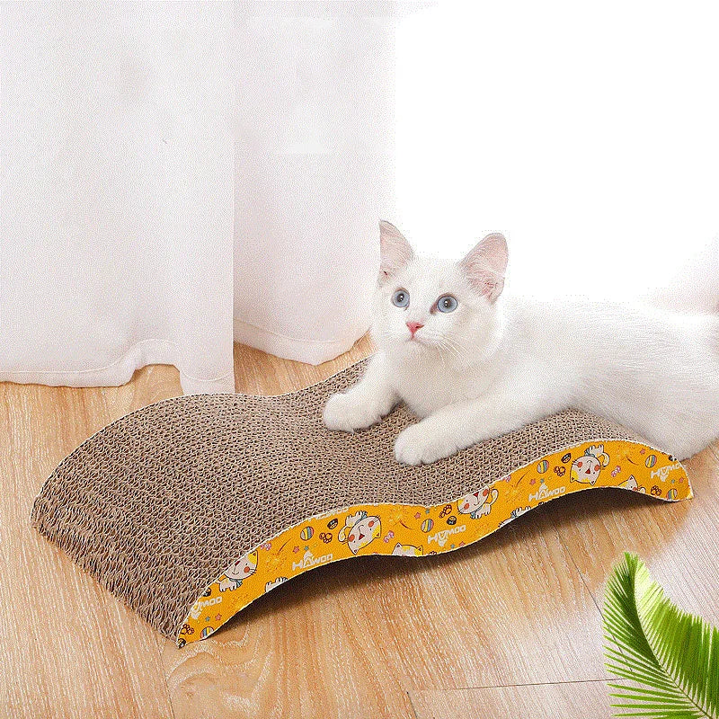 Eine weiße Katze liegt auf einer braun-gelben Wellblechplatte zum Kratzen.
