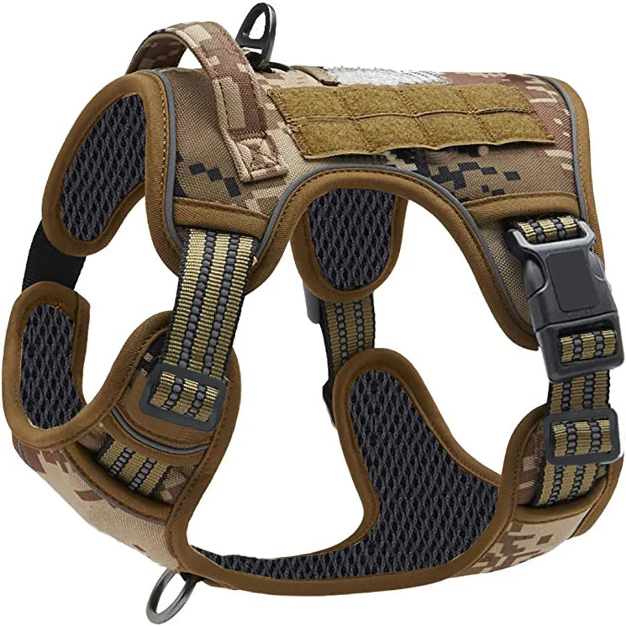 Taktisches Hundegurt in braun-beige Tarnstoff mit schwarzen Riemen und Schnallen.