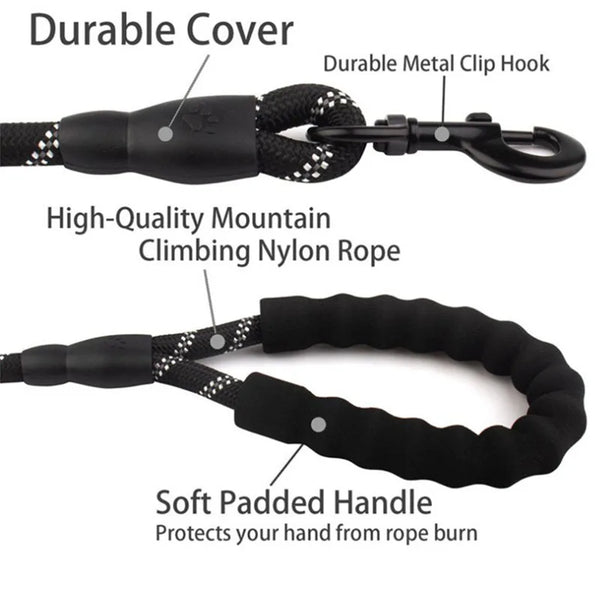Gros plan d'une corde en nylon noire avec une couverture durable, un crochet à clip métallique et une poignée rembourrée.