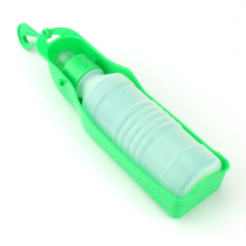 Helle grüne faltbare Haustierflasche mit weißem Dispensermechanismus.
