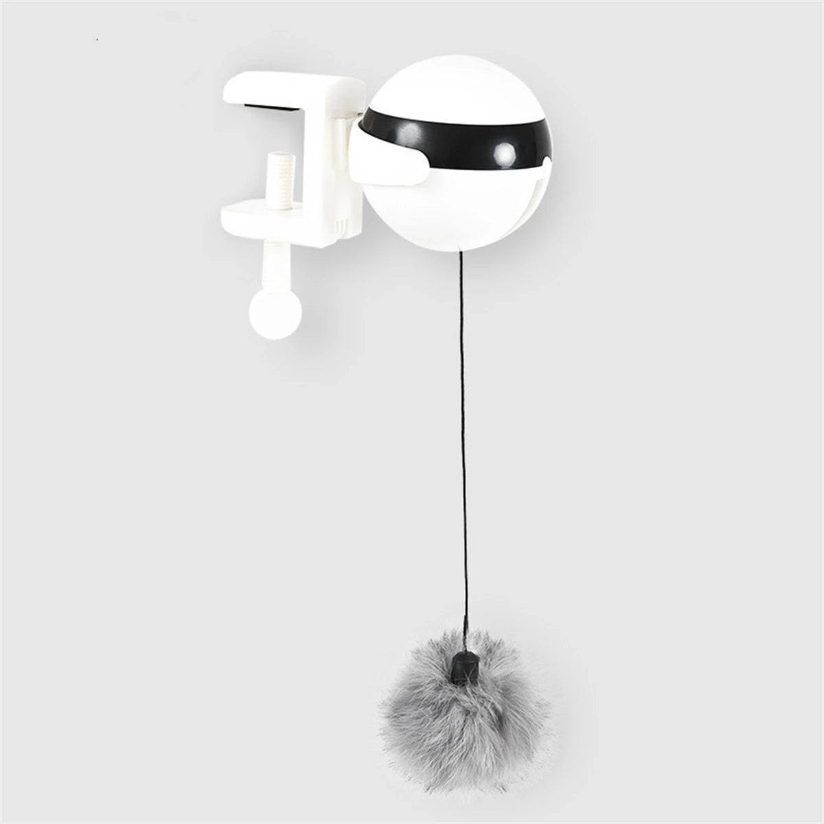 Jouet chat interactif blanc avec une balle noire et blanche tournante suspendue à un fil noir fin.