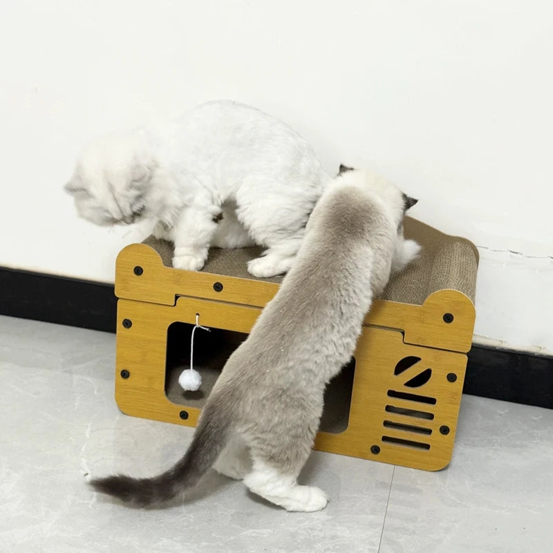Un chat blanc duveteux se repose sur une maison à chats en bois avec un panneau de scratch intégré.