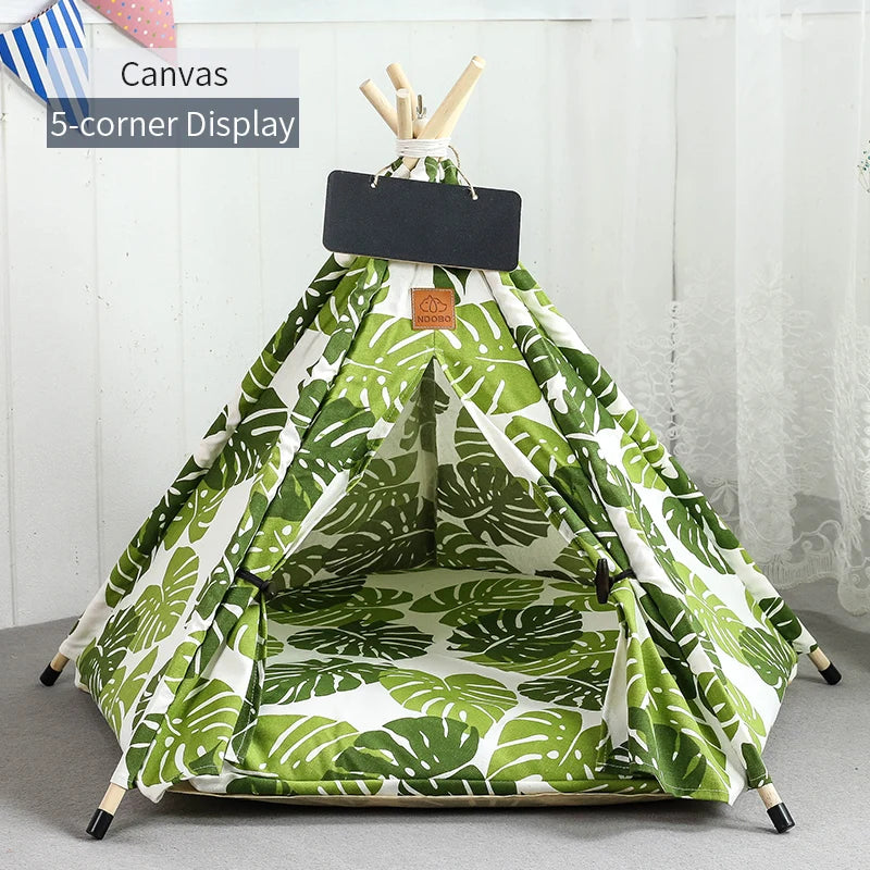 Tente d'exposition à cinq côtés en toile avec motif de feuille tropicale verte, coussin et tableau noir.