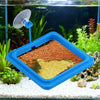 Un alimentador para peces de forma múltiple azul con textura, colocado sobre grava blanca en un acuario.