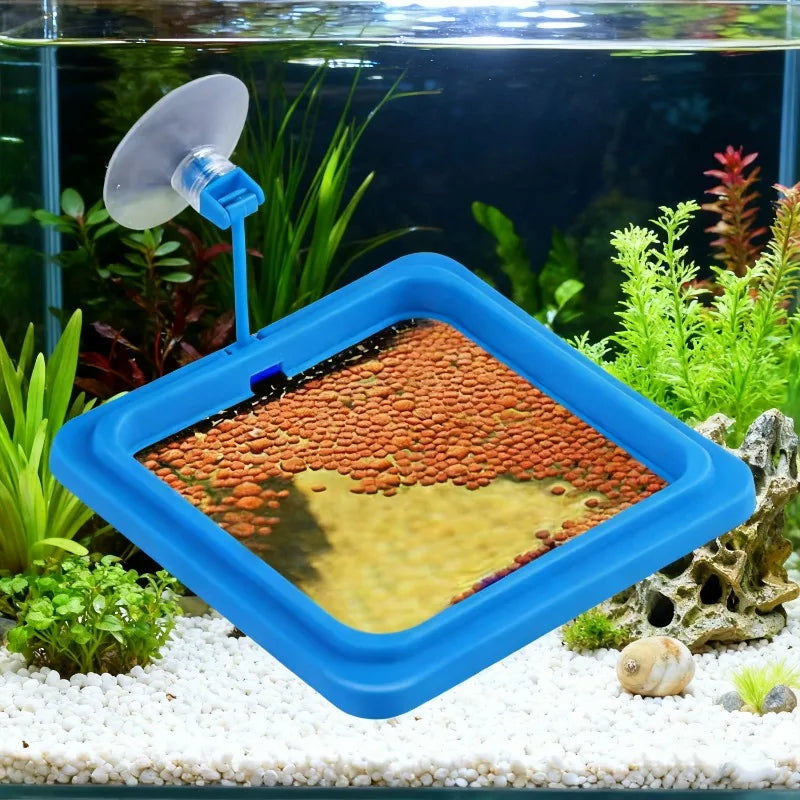Un alimentador para peces de forma múltiple azul con textura, colocado sobre grava blanca en un acuario.