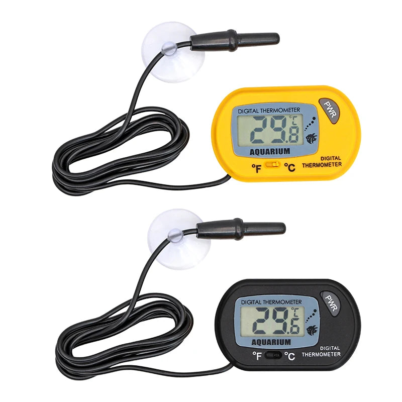 Schwarzes Kabel verbindet einen weißen Sensor mit einem gelben digitalen Thermometer, das 29,6 Grad für ein Aquarium misst.