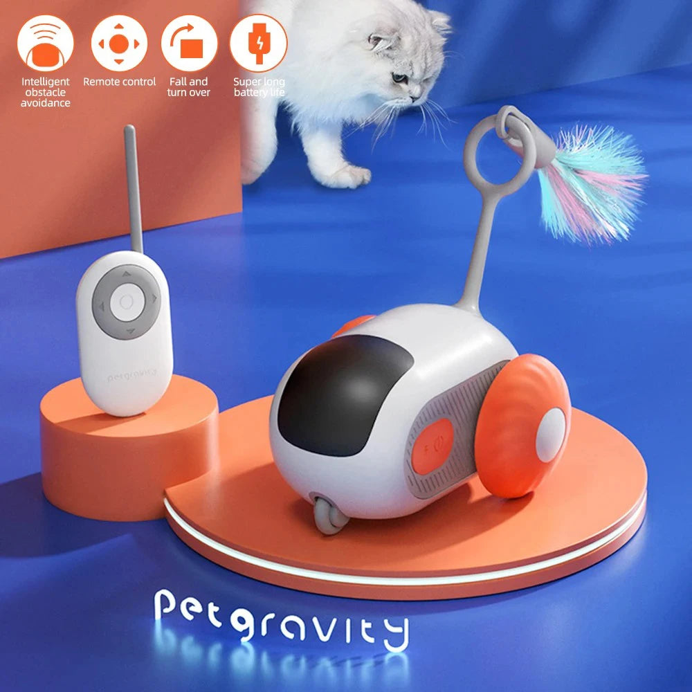 Voiture jouet chat télécommandée blanche avec un accessoire orange sur une surface bleue.