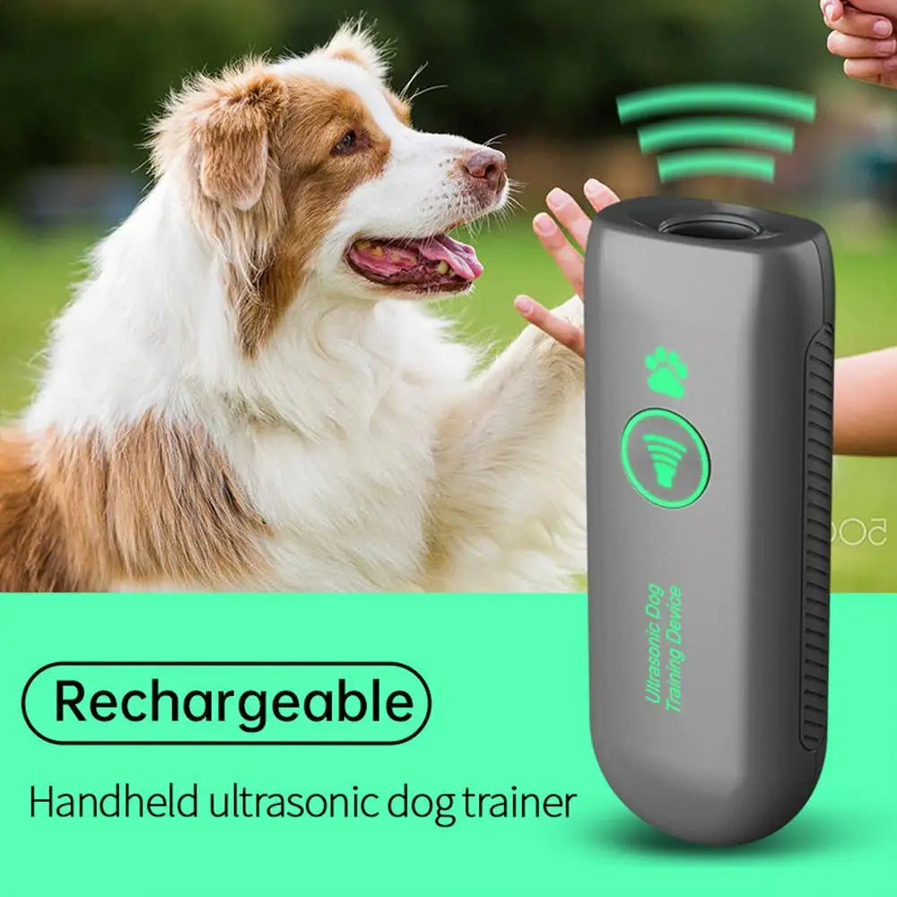 Ein graues Ultraschall-Traininggerät für Hunde neben einem Golden Retriever zur Demonstration der Nutzung.
