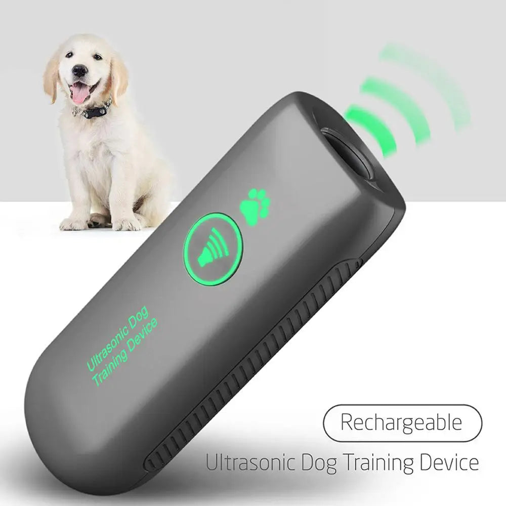 Graues Ultraschall-Trainingsgerät für Hunde neben einem Hund, mit ausstrahlenden Schallwellen.