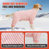 Goldener Hund mit rosa-weiß gestreiftem Fleece-Wintermantel im Schnee.