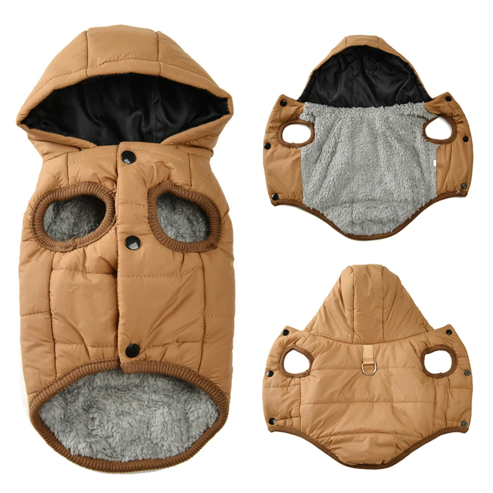 Sweat à capuche pour chien en polaire beige avec poches poitrine, montré plié et étalé.