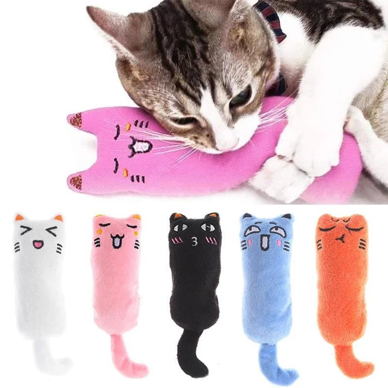 Eine Sammlung verschiedener Katzenminzspielzeuge in rosa, schwarz, blau und orange für Katzen.