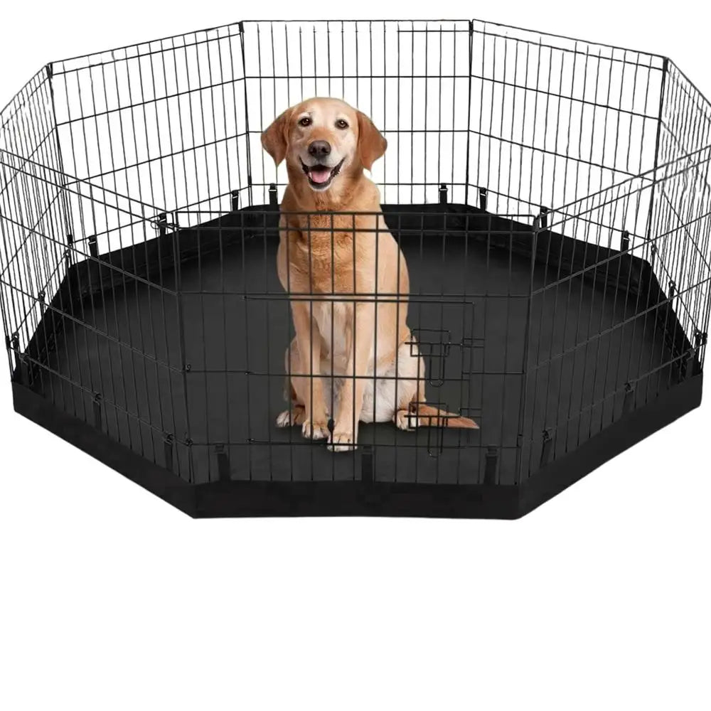 Un golden retriever assis dans un tapis de jeu étanche et robuste noir.