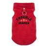Veste de compagnie rouge vif et duveteuse pour chiens avec un tirant similaire au cuir.