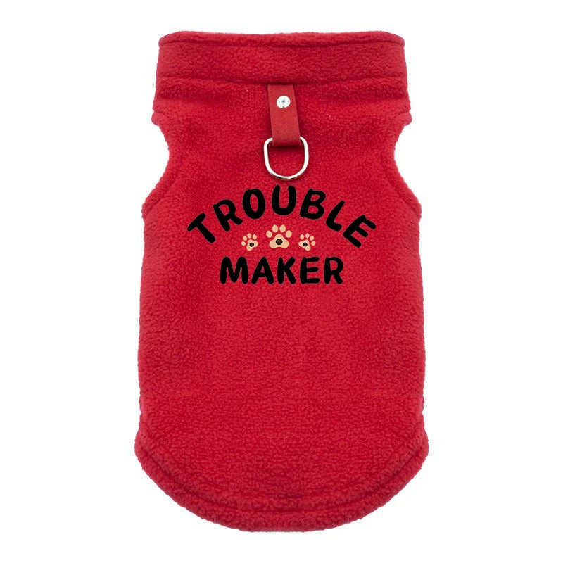 Veste de compagnie rouge vif et duveteuse pour chiens avec un tirant similaire au cuir.
