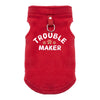 Un gilet d'hiver rouge vif et confortable pour chien avec une boucle en tissu et un clip métallique.
