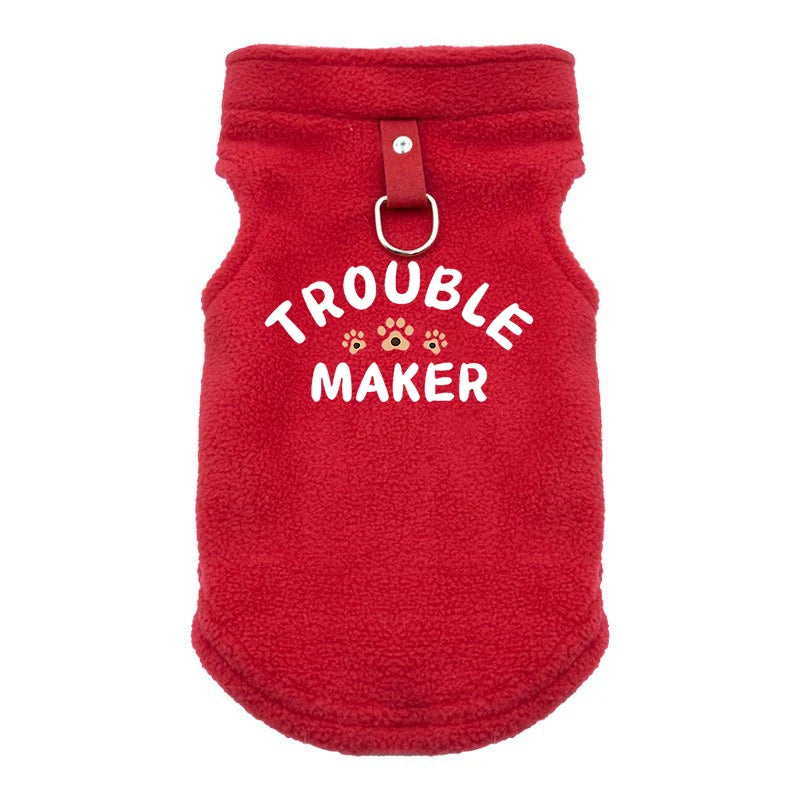 Un gilet d'hiver rouge vif et confortable pour chien avec une boucle en tissu et un clip métallique.