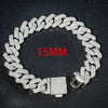 Collier à maillons cubains argenté de 15 mm, présenté sur fond sombre.