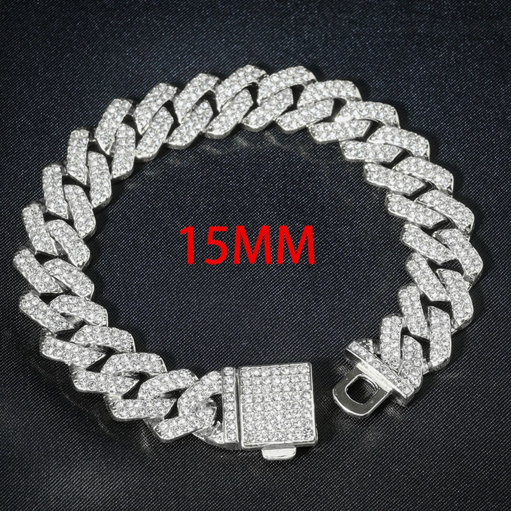 Collier à maillons cubains argenté de 15 mm, présenté sur fond sombre.