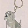 Silberfarbene Hundfigur als Schlüsselanhänger mit Schlaufe und Kette.