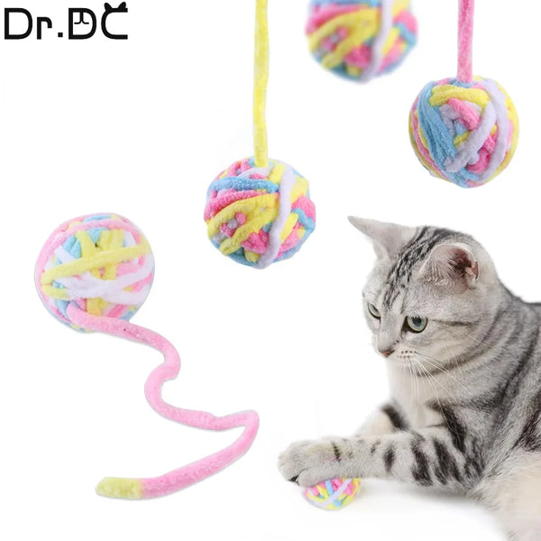 Un gato atigrado gris juega con una pelota de lana colorida y autoentretenida.