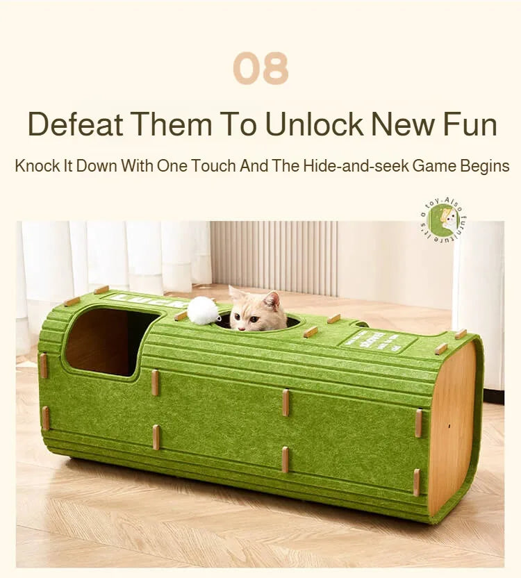 Casa de gato verde y cerrada con tabla de rasguño sobre un suelo de madera.