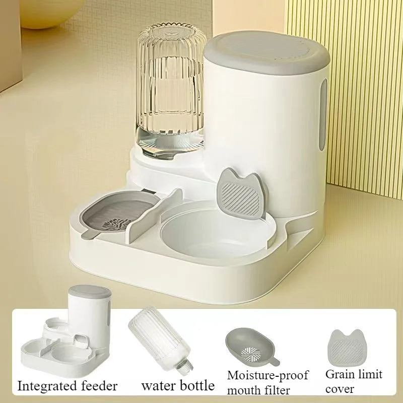 Un dispensador automático para mascotas blanco con alimentador integrado, botella de agua y tapa de límite de grano.